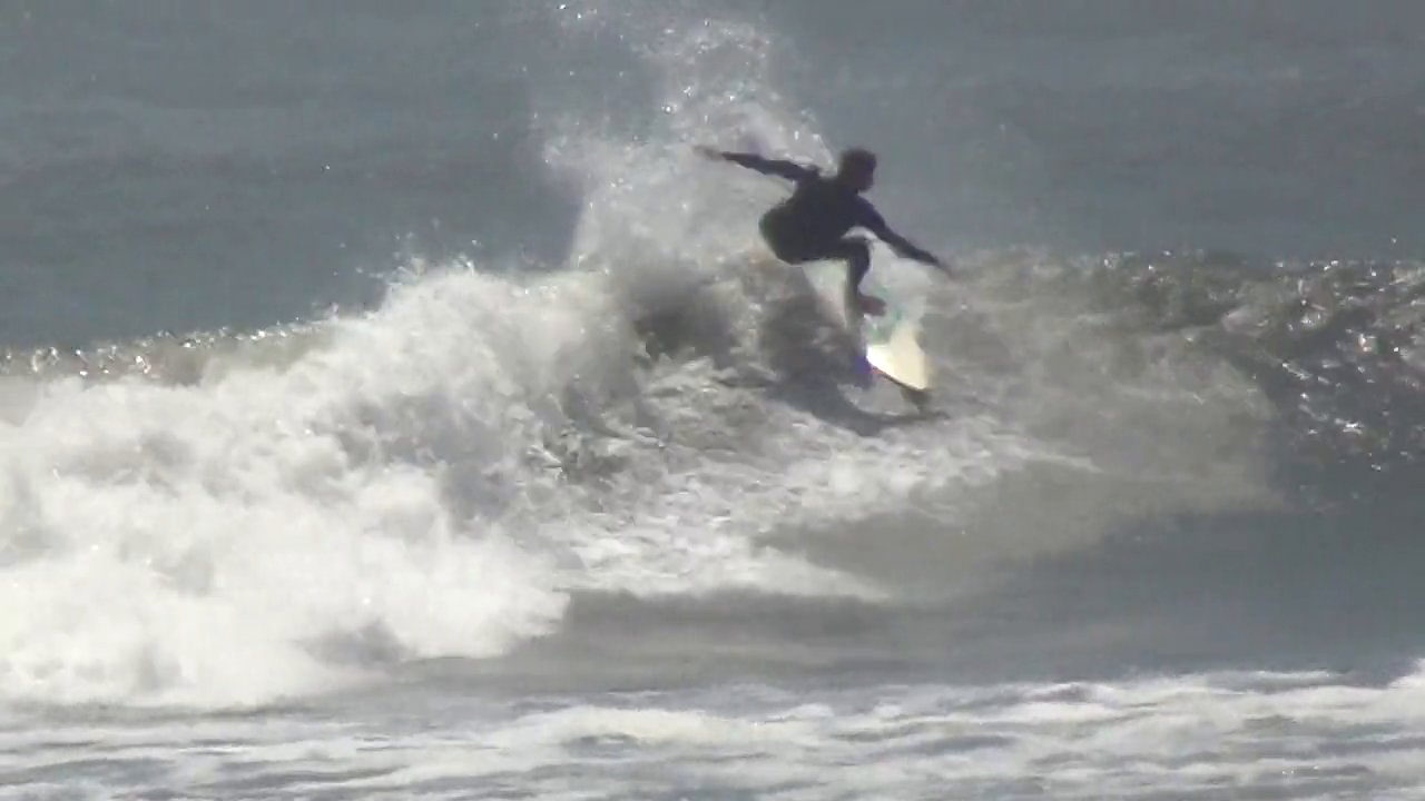 Felipe Agostini se divierte con las olas en Pacasmayo