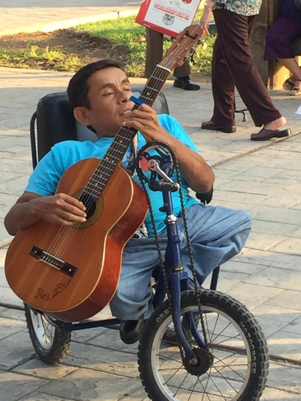 Persona con discapacidad necesita ayuda para movilizarse