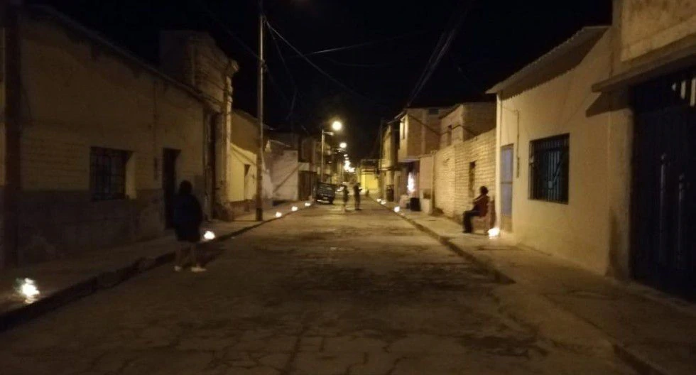 Vecinos encienden velas y piden a la Virgen María por el fin de la pandemia