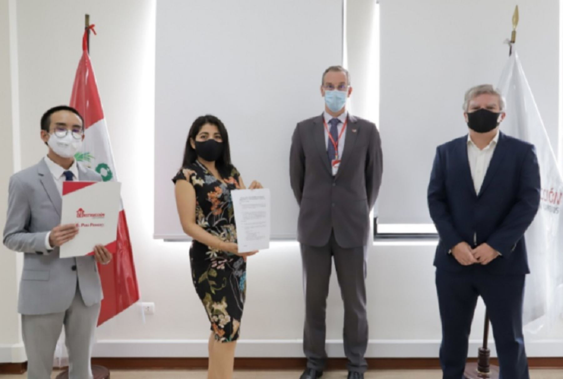 ARCC firma contrato para reconstrucción de 4 instituciones educativas