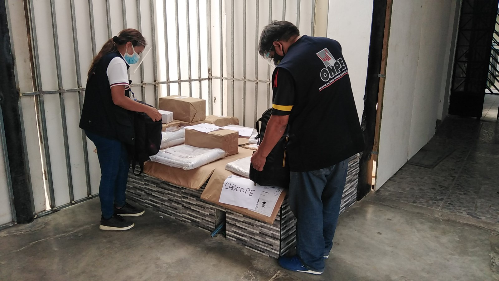 ODPE Pacasmayo entrega material informativo y kits de protocolos a coordinadores distritales y de centros poblados