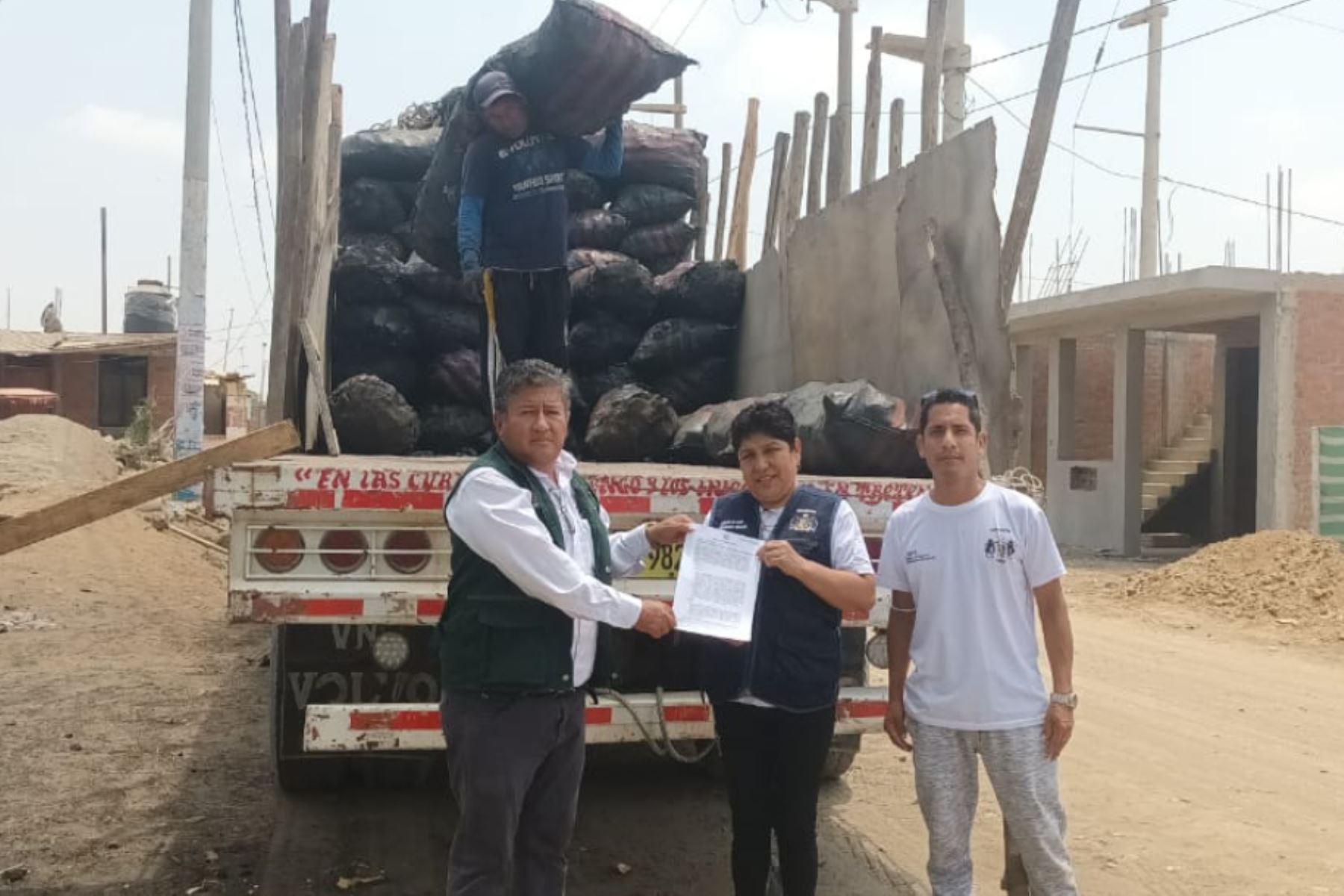 Serfor transfiere más de 67 toneladas de carbón a madres del vaso de leche en La Libertad