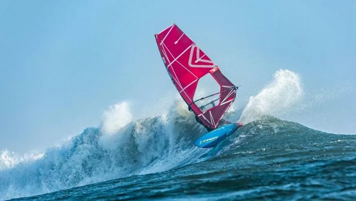 Morisio encuentra la ola adecuada y escribe la historia del windsurf