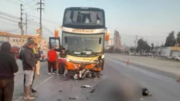 La Libertad: dos jóvenes mueren tras impactar moto con bus interprovincial en Pacasmayo