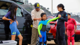 Para estos niños peruanos, el surf no es sólo un juego acuático