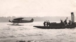 Amelia Earhart: Primera Mujer en Cruzar el Atlántico por Aire Amelia Earhart: Primera Mujer en Cruzar el Atlántico por Aire