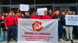 Protesta en Caja Sullana por incertidumbre laboral Protesta en Caja Sullana por incertidumbre laboral
