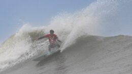 Surfistas Brillan en El Faro de Pacasmayo