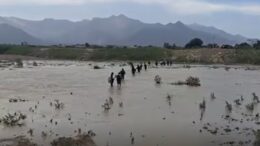 Escolares desafían río por un futuro seguro