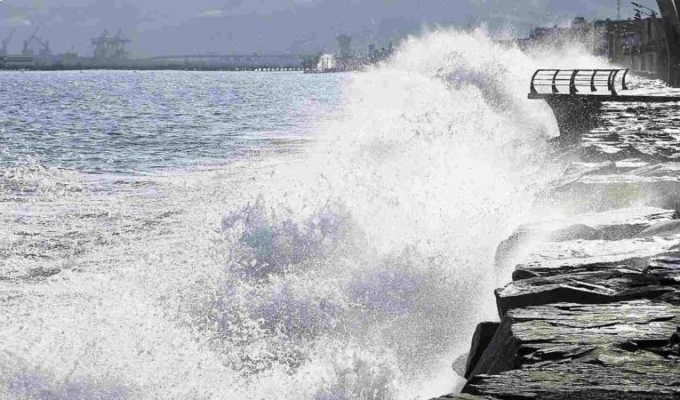 Cierre de Puertos en Perú por Oleajes Fuertes
