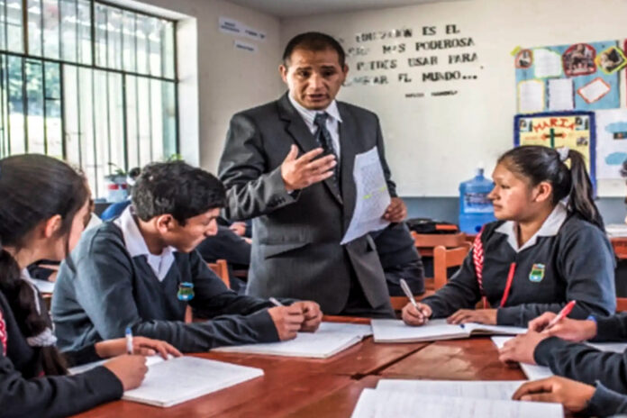 Decreto Supremo oficializa aumento salarial para docentes