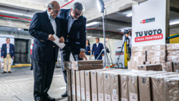 ONPE entrega material electoral para votación de peruanos en el extranjero