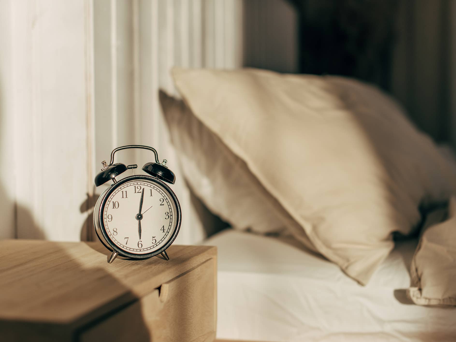 Posponer la alarma encoge tu cerebro, dicen expertos
